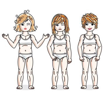 Küçük kızlar renkli bikini giyiyor