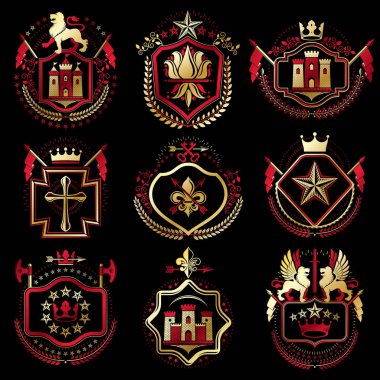 Vektör vintage elementler kümesi, heraldry etiketleri retro tasarımında stilize edilmiş. Ortaçağ kaleleri, hükümdar tacları, haçlar ve cephanelikten oluşan sembolik çizimler.