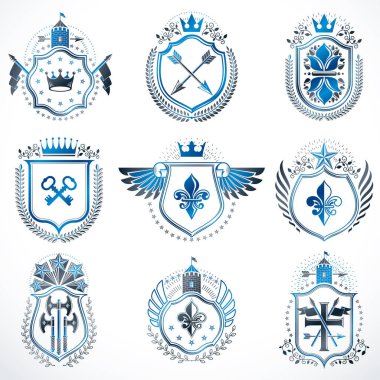 Taçlar, yıldızlar, kuş kanatları, cephanelik ve hayvanlar gibi dekoratif elementlerle yapılmış vektör vintage amblemler. Hanedan arması koleksiyonu.