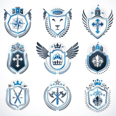 Taçlar, yıldızlar, kuş kanatları, cephanelik ve hayvanlar gibi dekoratif elementlerle yapılmış vektör vintage amblemler. Hanedan arması koleksiyonu.