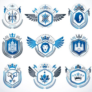 Taçlar, yıldızlar, kuş kanatları, cephanelik ve hayvanlar gibi dekoratif elementlerle yapılmış vektör vintage amblemler. Hanedan arması koleksiyonu.