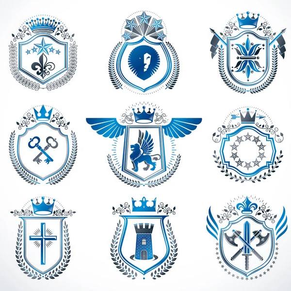 Taçlar, yıldızlar, kuş kanatları, cephanelik ve hayvanlar gibi dekoratif elementlerle yapılmış vektör vintage amblemler. Hanedan arması koleksiyonu.