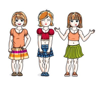 Tatlı küçük kız ayakta rahat kıyafetler giymiş.