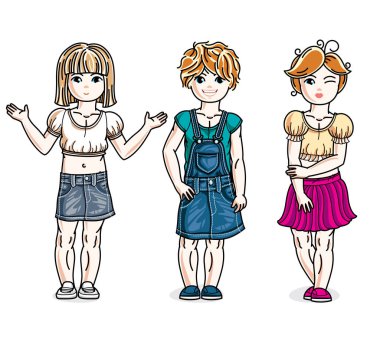 Tatlı küçük kız moda rahat kıyafetler giymiş ayakta.