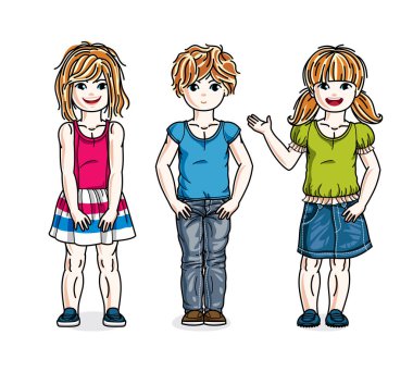 Moda rahat kıyafetlerle poz güzel küçük kızlar grup.