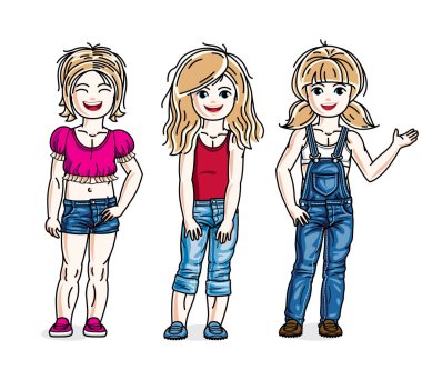 Farklı küçük kızlar sevimli çocuk moda rahat kıyafetler giymiş ayakta.