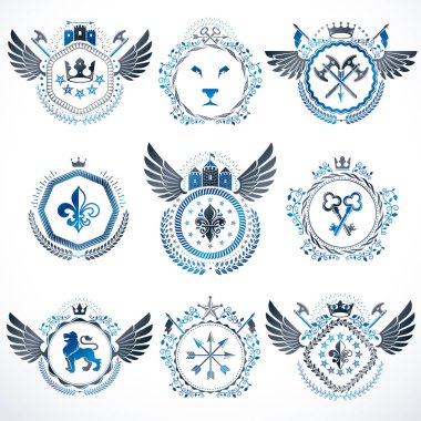 Taçlar, yıldızlar, kuş kanatları, cephanelik ve hayvanlar gibi dekoratif elementlerle yapılmış vektör vintage amblemler. Hanedan arması koleksiyonu.