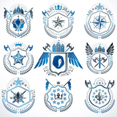 Beyaz arka planda izole edilmiş kanatlı Heraldik amblemler. Taçlar, kuleler, haçlar ve cephanelik gibi hanedan unsurları kullanılarak yaratılan vintage tarzda vektör sembollerinin toplanması.