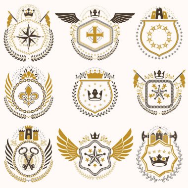 Beyaz arka planda izole edilmiş kanatlı Heraldik amblemler. Taçlar, kuleler, haçlar ve cephanelik gibi hanedan unsurları kullanılarak yaratılan vintage tarzda vektör sembollerinin toplanması.