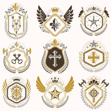 Beyaz arka planda izole edilmiş kanatlı Heraldik amblemler. Taçlar, kuleler, haçlar ve cephanelik gibi hanedan unsurları kullanılarak yaratılan vintage tarzda vektör sembollerinin toplanması.