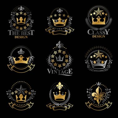 Kraliyet Taç amblemleri yerleştirildi. Heraldik vektör tasarım elemanları koleksiyonu. Retro biçim etiketi, heraldry logosu.