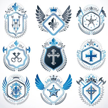 Beyaz arka planda izole edilmiş kanatlı Heraldik amblemler. Taçlar, kuleler, haçlar ve cephanelik gibi hanedan unsurları kullanılarak yaratılan vintage tarzda vektör sembollerinin toplanması.