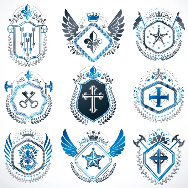 Beyaz arka planda izole edilmiş kanatlı Heraldik amblemler. Taçlar, kuleler, haçlar ve cephanelik gibi hanedan unsurları kullanılarak yaratılan vintage tarzda vektör sembollerinin toplanması.