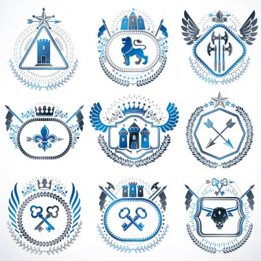 Eski tarz ardışık vektör amblemleri monark aksesuarları, kuleler, beşgen yıldızlar, silah ve cephanelikle süslenmiş klasik çizimler. Arma Koleksiyonu.