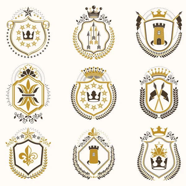Conjunto Emblemas Vintage Con Elementos Decorativos Como Coronas Estrellas Alas — Vector de stock