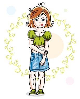 Küçük kızıl saçlı tatlı kız bahar ekosisteminde dikiliyor