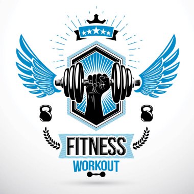 Ağırlık kaldırma kulübü kavramsal vektör amblemi kuş kanatları, çaydanlık çanları spor ekipmanları ve halter tutan atletik vücut geliştirici kol kullanılarak oluşturulmuştur..