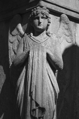 koyu arka plan ile altın bir melek heykeli