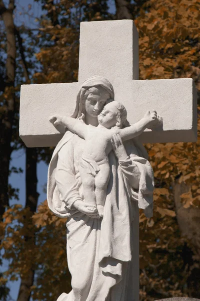 愛と優しさの象徴として聖母マリアの像 — ストック写真