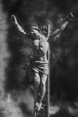 İsa Mesih Haç taşıyan (heykel parçası)