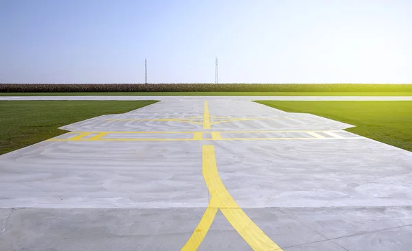 Küçük Havaalanı pist üzerinde sarı çizgiler — Stok fotoğraf