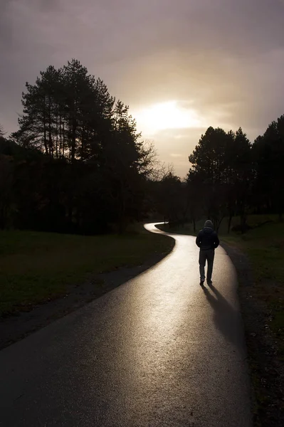 Homem irreconhecível caminha pela trilha durante a manhã de outono — Fotografia de Stock