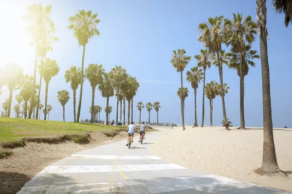 Mensen genieten van een zonnige dag op het strand van Venice, Californië — Stockfoto