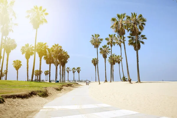 Personas disfrutando de un día soleado en la playa de Venecia, California — Foto de Stock