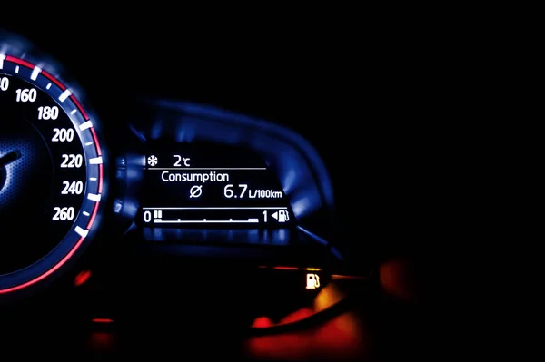 車のスピード メーター情報表示 - 平均消費量のお知らせ — ストック写真