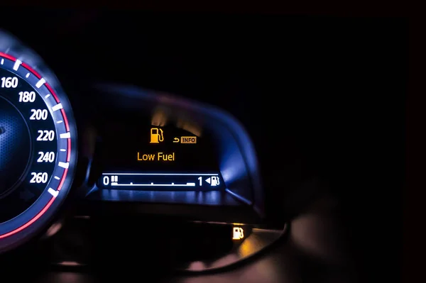 Κοντέρ αυτοκινήτου με οθόνη πληροφοριών - χαμηλή καυσίμων — Φωτογραφία Αρχείου