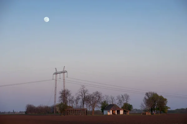 Eski ahır, ahır ve günbatımı moon — Stok fotoğraf