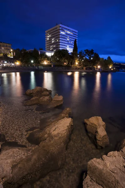 Prachtige mediterrane strand in de schemering — Stockfoto