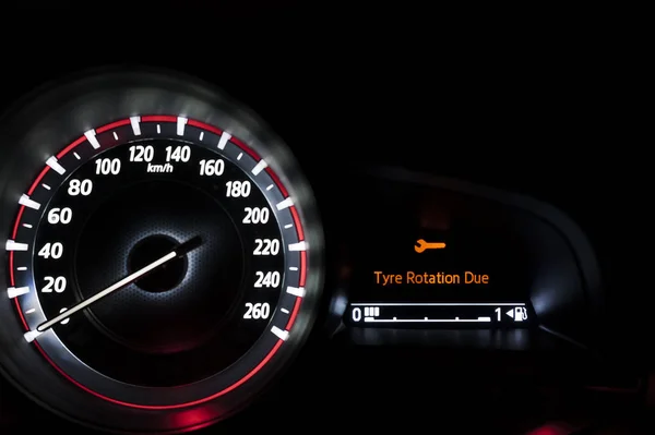 Bilen hastighetsmätare med informationsdisplay — Stockfoto