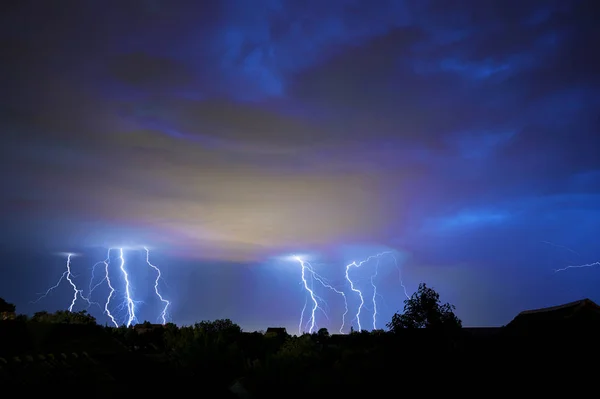 雷、 闪电和风暴在黑暗的夜空 — 图库照片