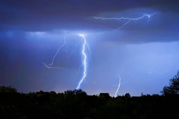 Donder, de bliksem en de storm in donkere nachtelijke hemel — Stockfoto