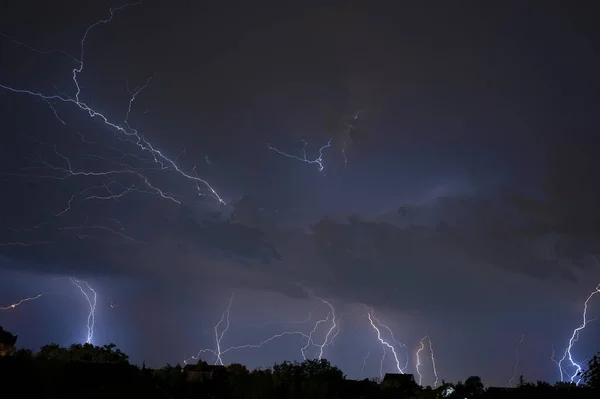 Donder, de bliksem en de storm in donkere nachtelijke hemel — Stockfoto