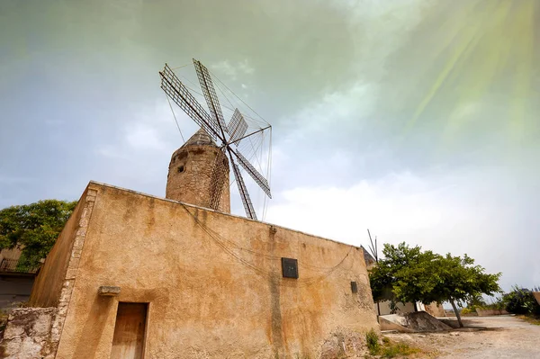 Korunmuş eski fırıldak Majorca, İspanya — Stok fotoğraf