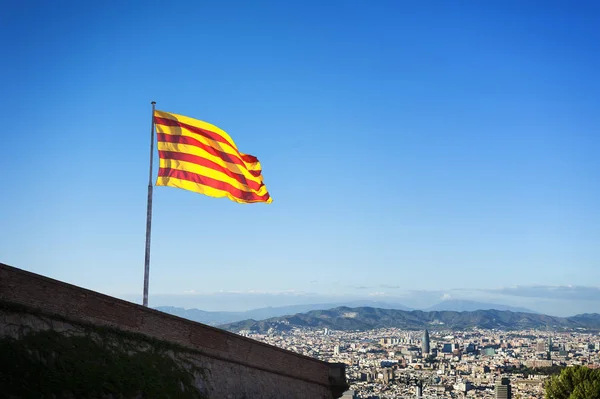 Katalánská vlajka nad Montjuickým hradem v Barceloně — Stock fotografie