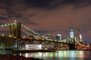 gece new York'un Brooklyn Köprüsü