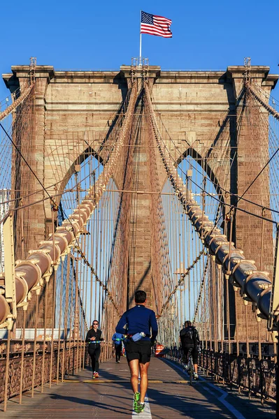 Brooklyn Bridge Runners — Stockfoto