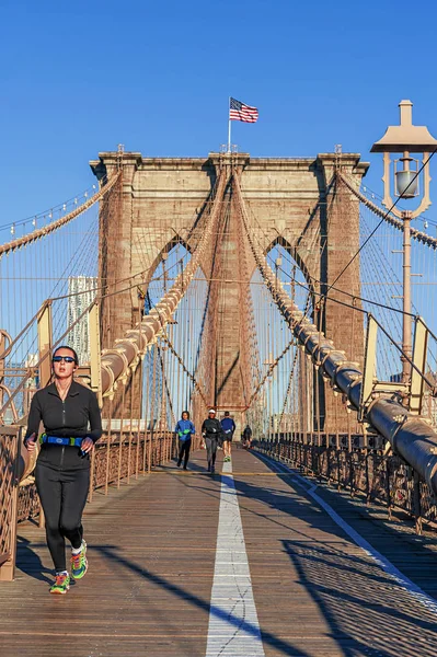 Brooklyn Bridge Runners — Stock Photo, Image
