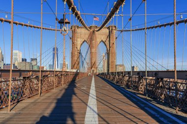 New York 'taki Brooklyn Köprüsü boyunca yaya geçidi.