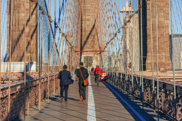 纽约市布鲁克林大桥沿线的人行道上， — 图库照片