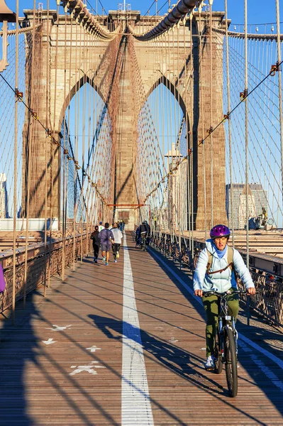 The pedestrian walkway along The Brooklyn Bridge in New York City — Stock Photo, Image