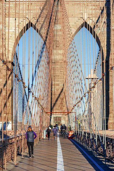 A passarela pedestre ao longo da Ponte Brooklyn em Nova York — Fotografia de Stock