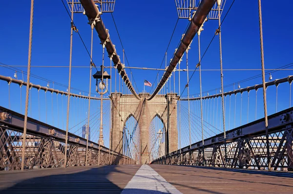 The pedestrian walkway along The Brooklyn Bridge in New York Cit — Stock Photo, Image