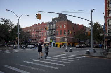 West Village, New York 'ta Sonbahar Öğleden Sonrası yoğun sokak hayatı sahnesi