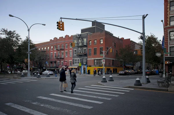 West Village πολυσύχναστη σκηνή της ζωής στο δρόμο το φθινόπωρο το απόγευμα στη Νέα Υόρκη — Φωτογραφία Αρχείου