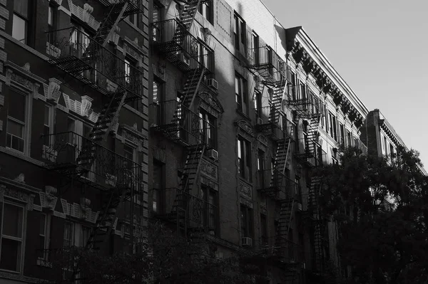 Foto en blanco y negro del exterior de un edificio en Nueva York — Foto de Stock
