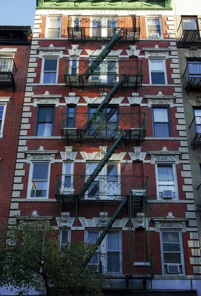 Esterno di un vecchio edificio nel centro storico di New York — Foto Stock